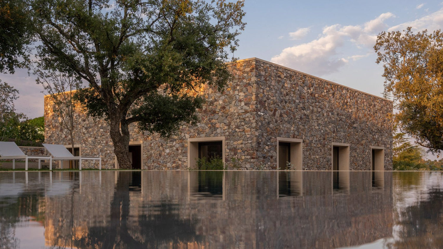 LA CASA DE PIEDRA DE TUÑÓN ARQUITECTOS ESTÁ FORMADA POR NUEVE HABITACIONES EN FORMA DE CUBO.