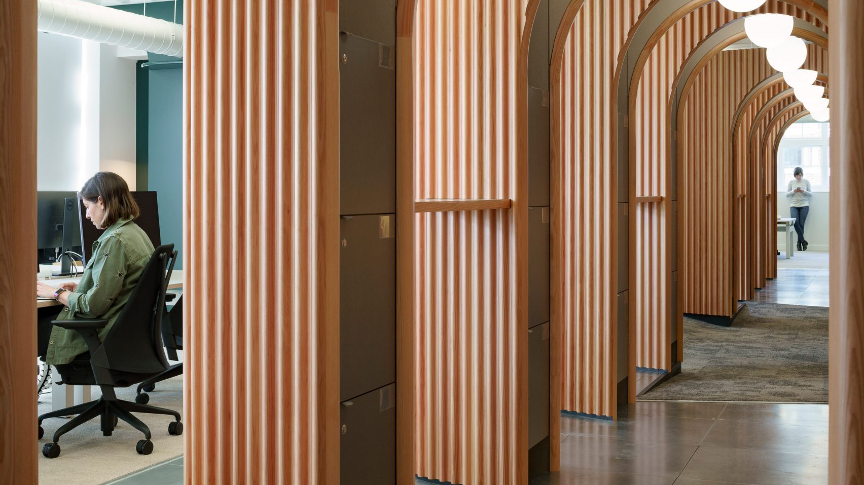 Threefold Architects completa la última oficina de Airbnb en Londres