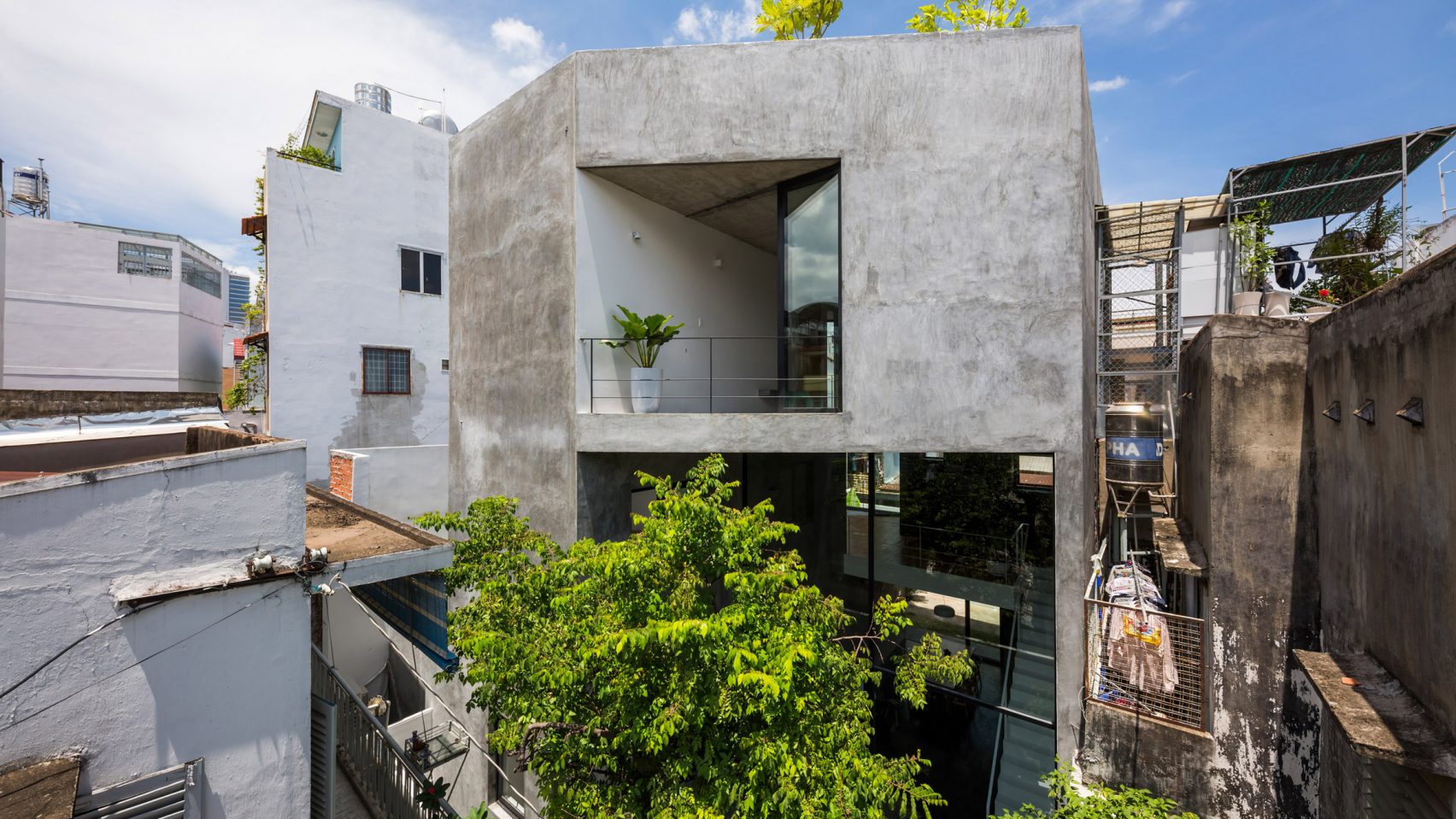 Sanuki Daisuke Architects construye una casa llena de luz en una densa parcela urbana en Vietnam